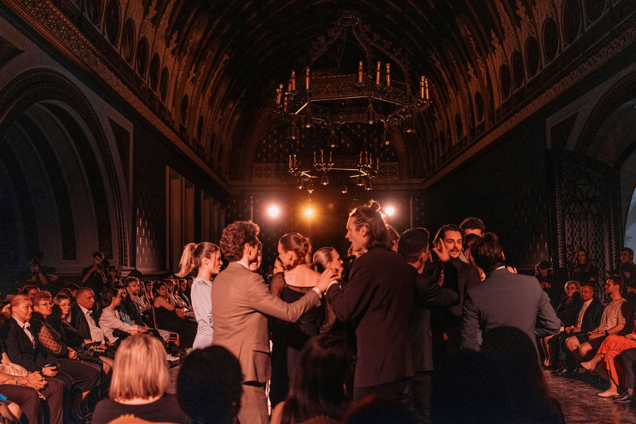 Petrecere la Palat: spectacol electrizant de dans, cu ropote de aplauze, la Palatul Culturii din Iași. Expozițiile de artă și fashion îmbogățesc atmosfera la Romanian Creative Week