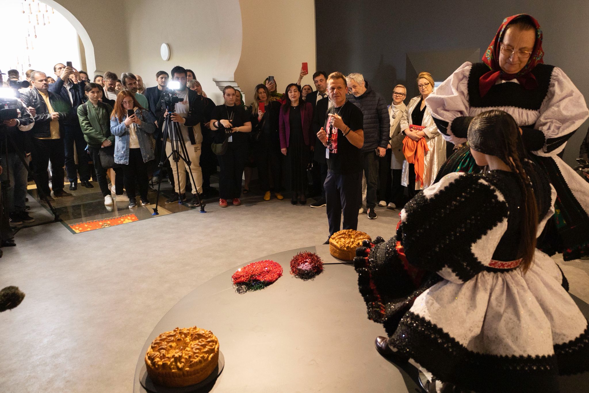 Premieră națională: Mircea Cantor, câștigătorul premiului Duchamp, curatorul unei splendide expoziții la Iași, la Romanian Creative Week