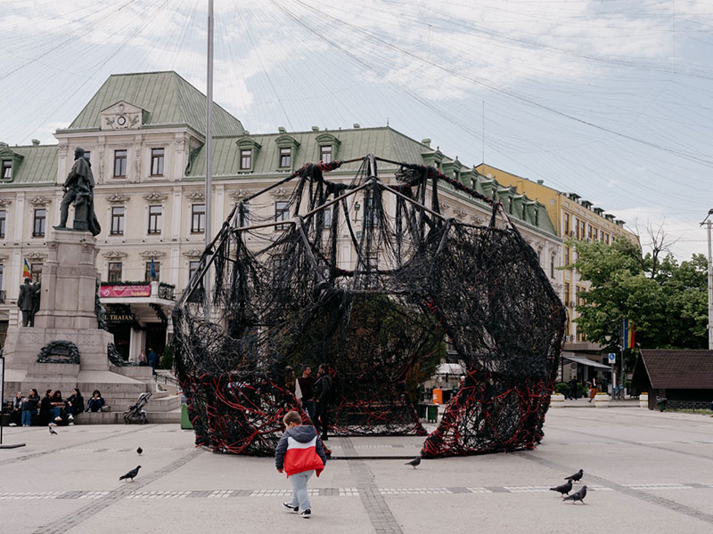 O instalație din cabluri reciclate transformă Piața Unirii. Marlene Herberth: „O legătură dintre peisajul urban și memoria umanității”